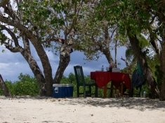 Picknick auf einer kleinen einsamen Insel